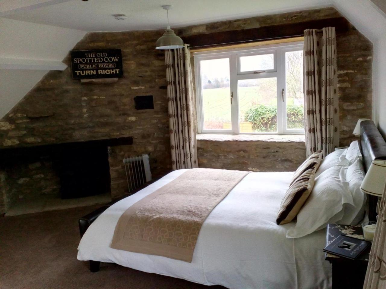 Bed and Breakfast The Old Spotted Cow Marston Meysey Exteriér fotografie