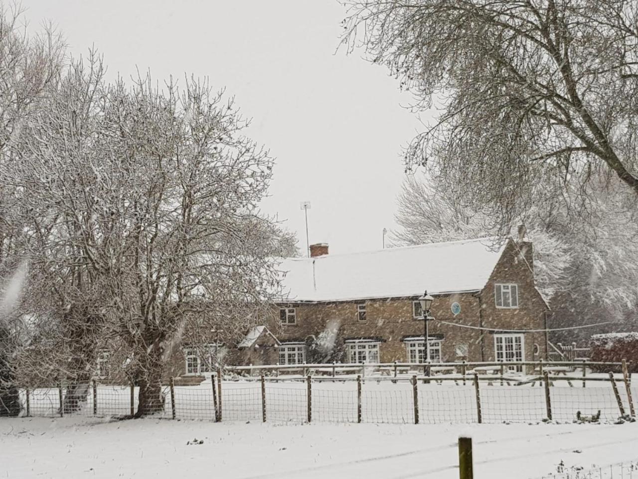 Bed and Breakfast The Old Spotted Cow Marston Meysey Exteriér fotografie